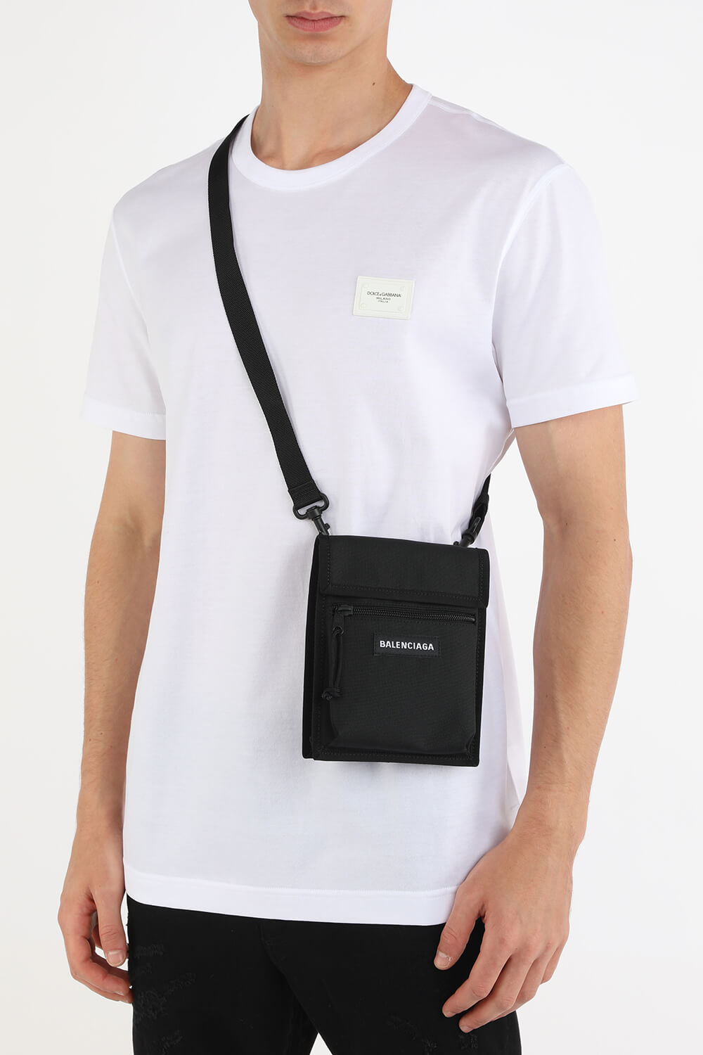 תמונת כל הלוק של תיק קרוס אקספלור בגוון שחור